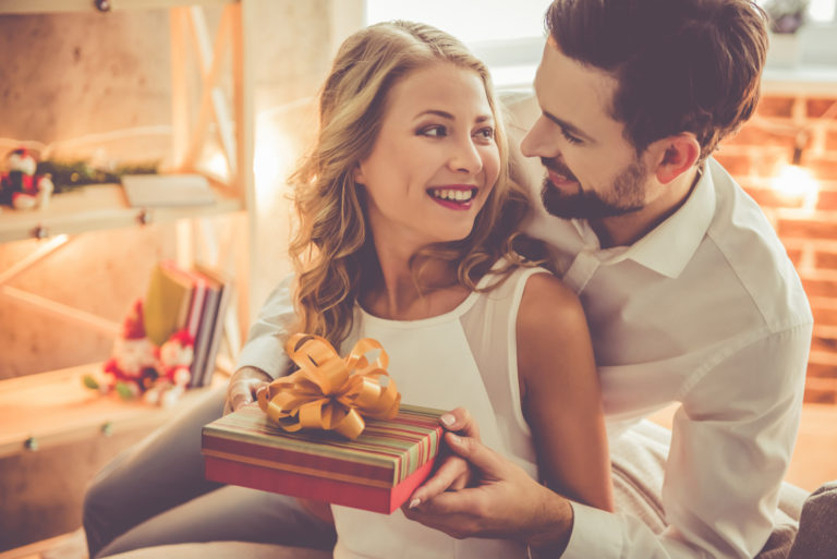 beau couple embrassant célébrant un anniversaire