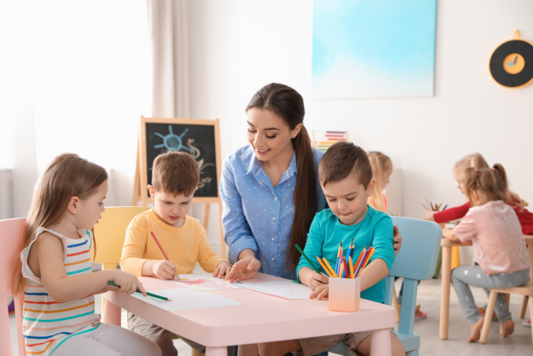 une jeune femme joue avec les enfants à table