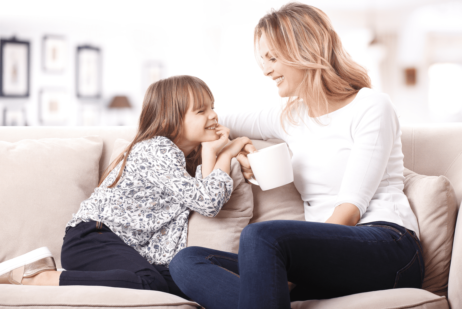 une femme souriante qui parle à sa fille