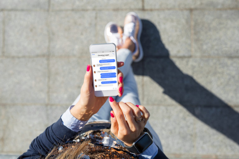 femme marchant et envoyant des SMS