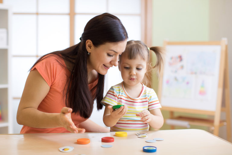 une femme joue avec un enfant