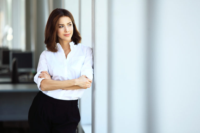 femme s'appuyant sur le mur