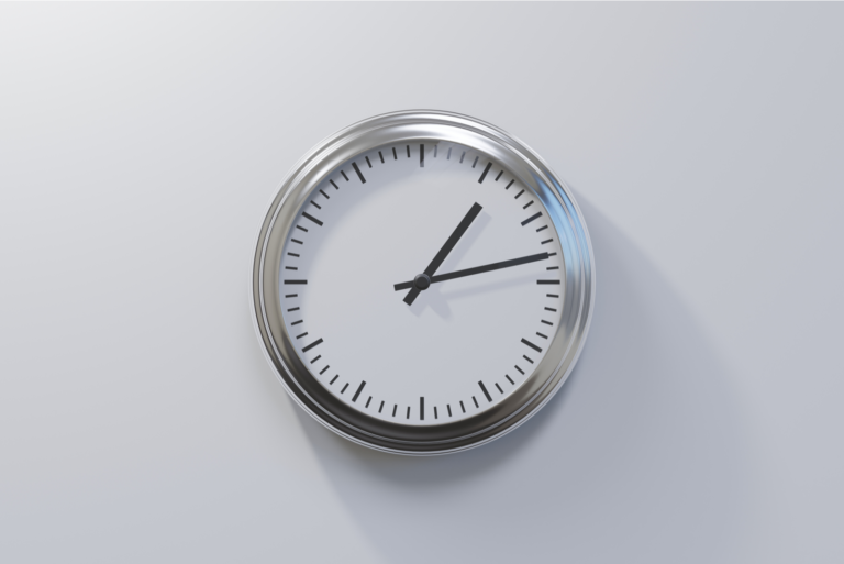 horloge grise sur le mur
