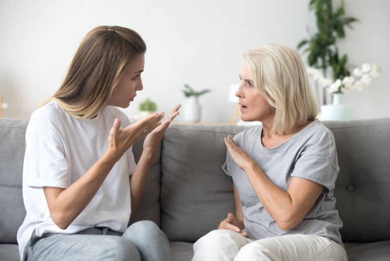 maman et sa fille sont assises sur le canapé et se disputent