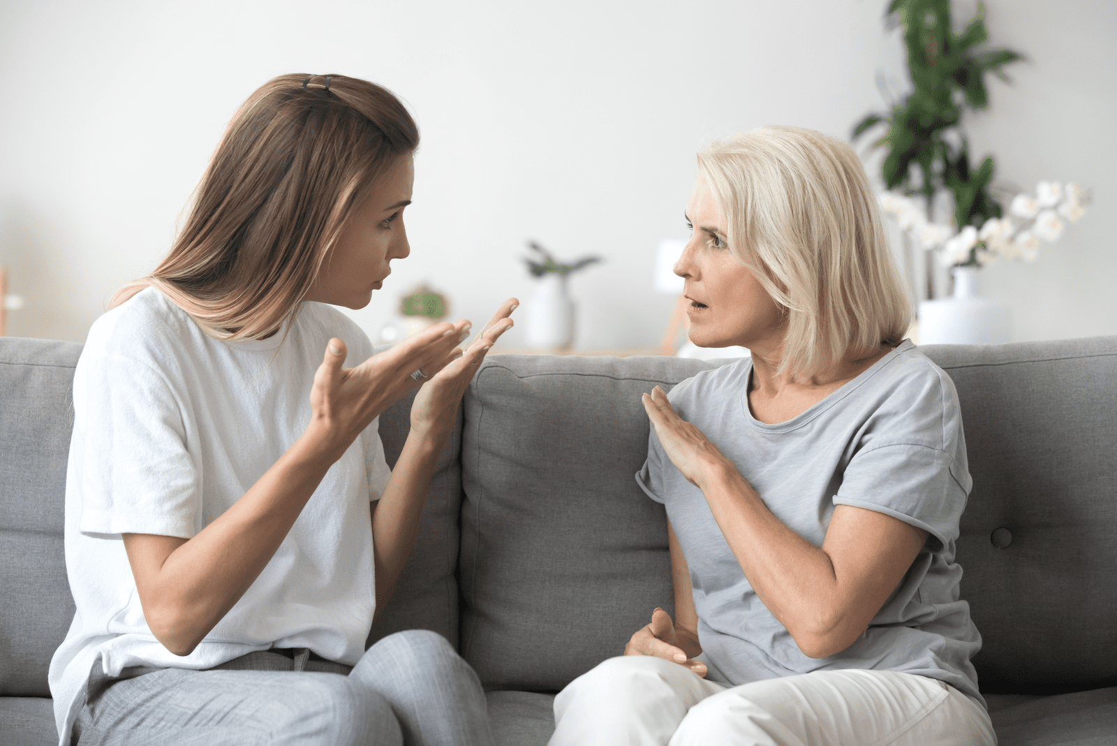 maman et sa fille sont assises sur le canapé et se disputent