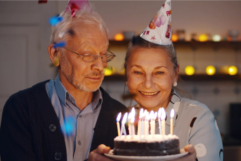 grand-mère et grand-père fument dans le gâteau