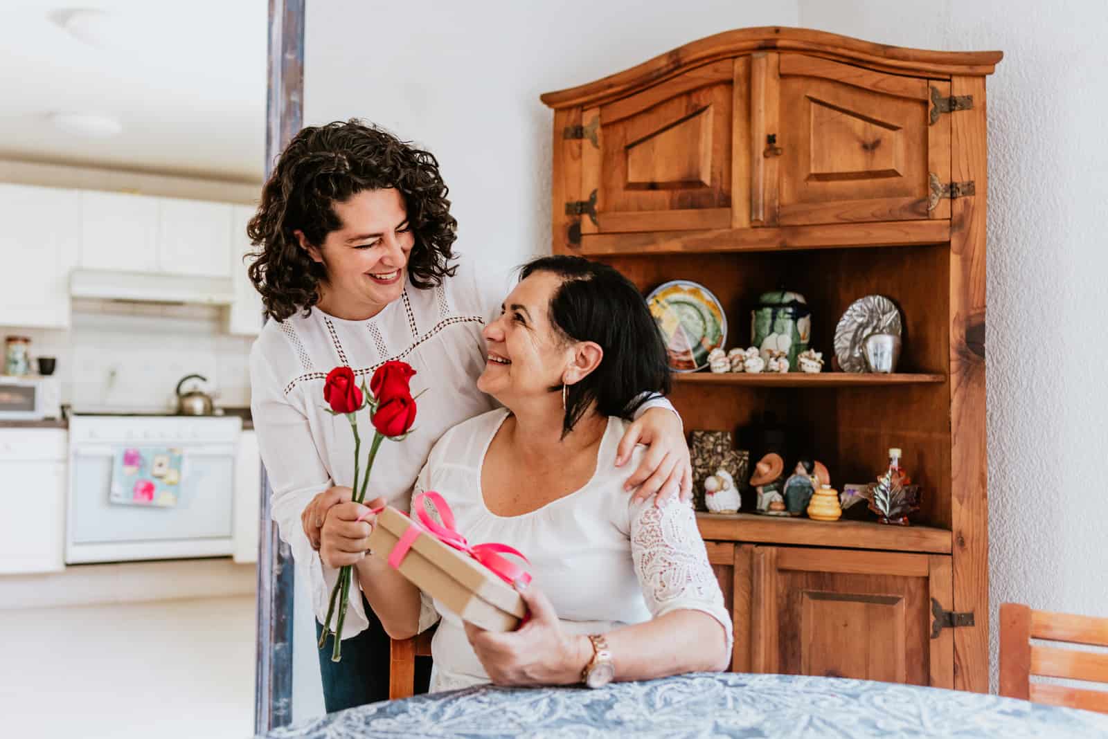femme donnant des roses à sa mère