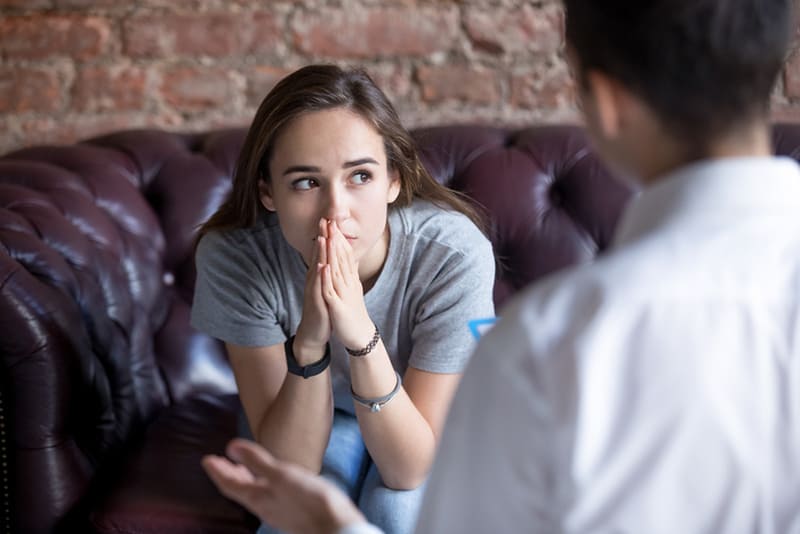 femme se sentant confuse de parler avec un thérapeute