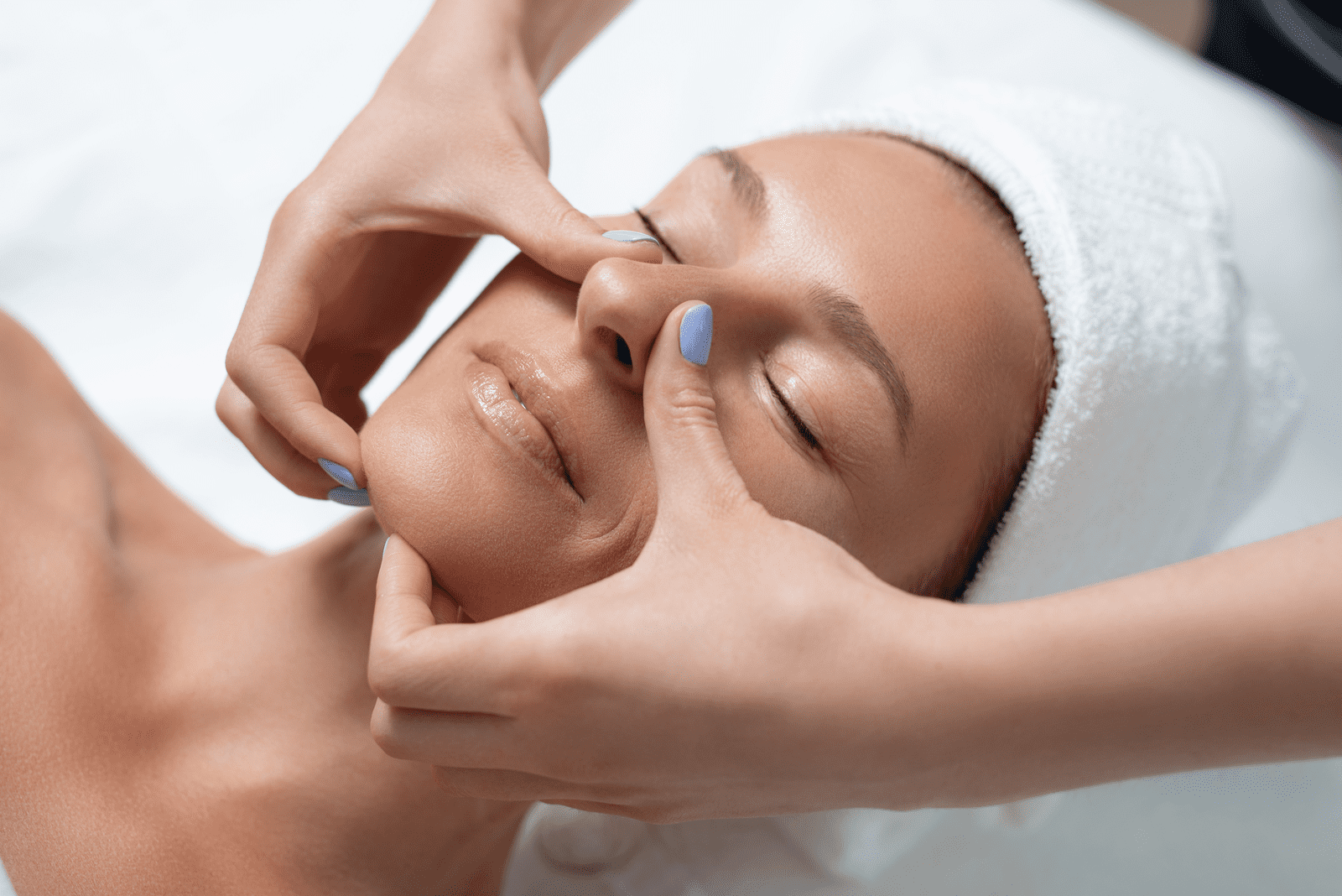 femme sur les massages du visage