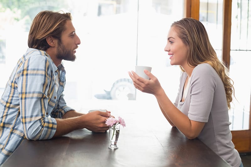 homme et femme ayant une conversation dans le café