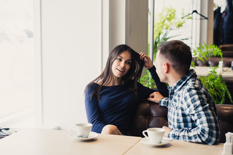 homme et femme parlant dans le café à un rendez-vous