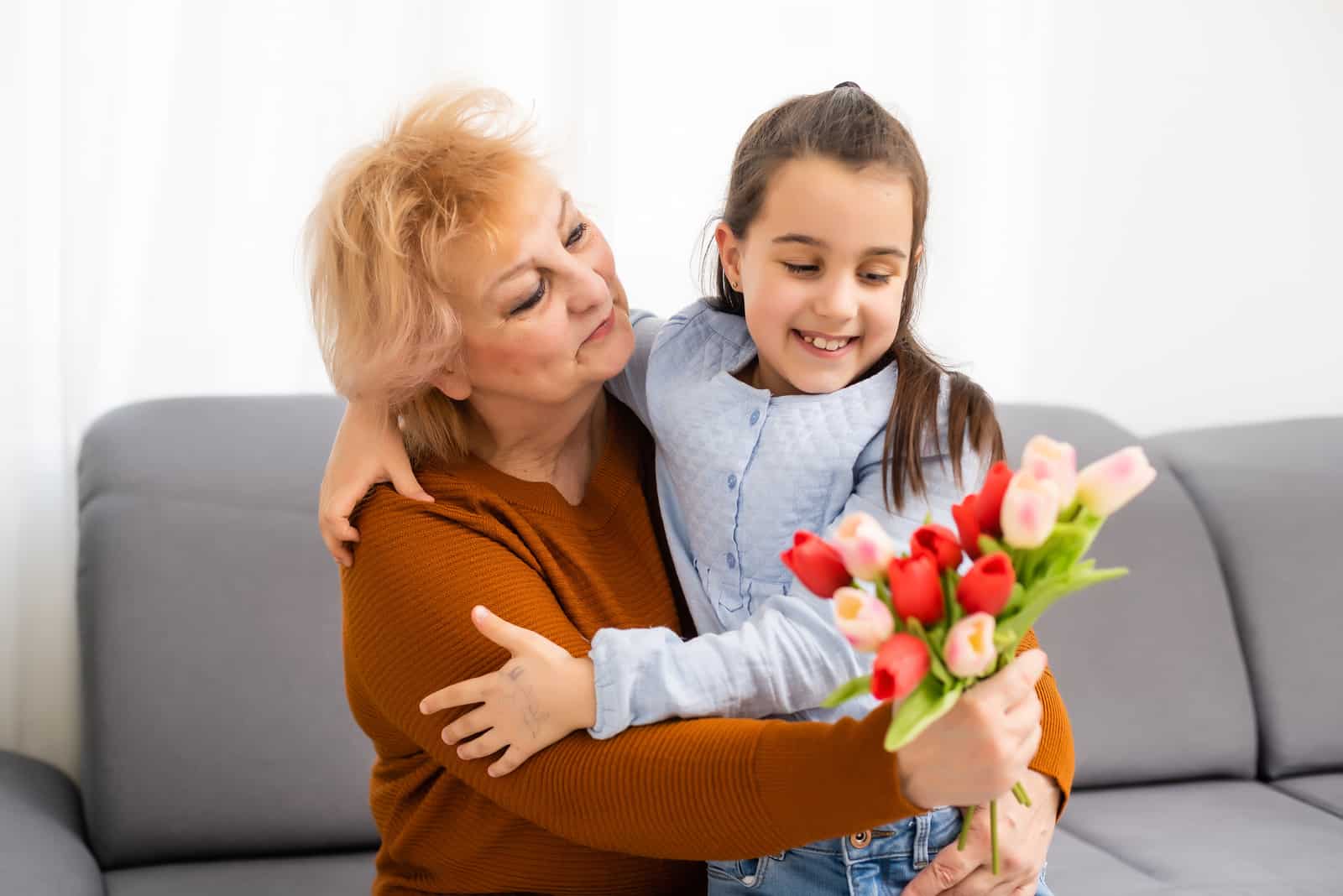 la petite-fille a offert un bouquet de fleurs à sa grand-mère