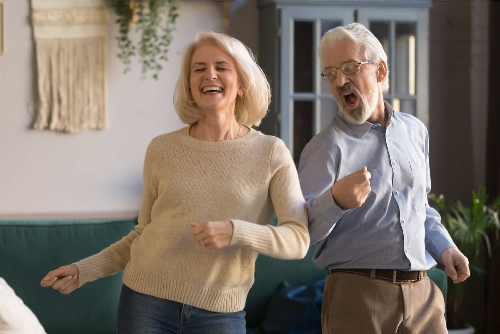 un couple de personnes âgées dansant dans la cuisine