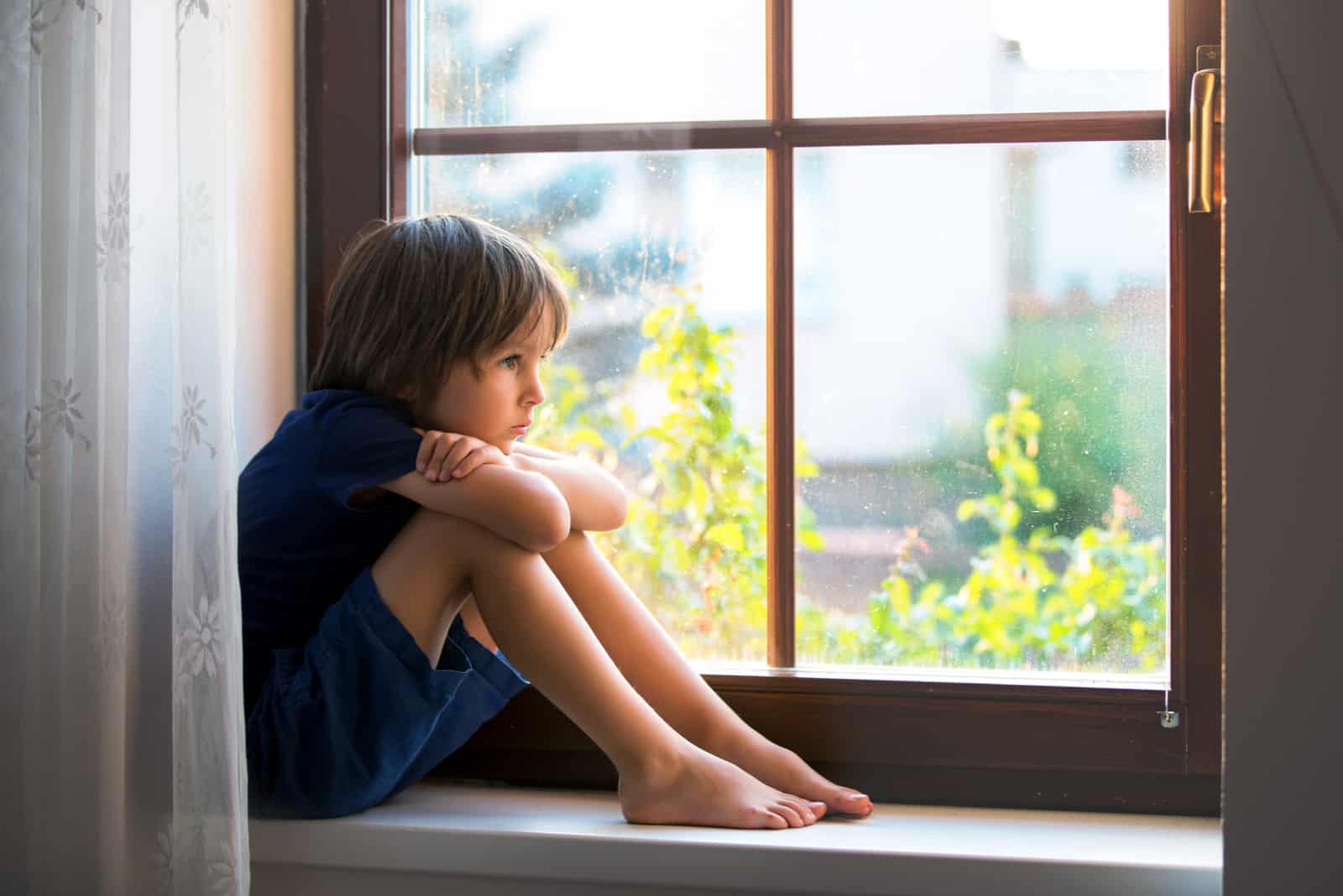 un enfant imaginaire assis près de la fenêtre