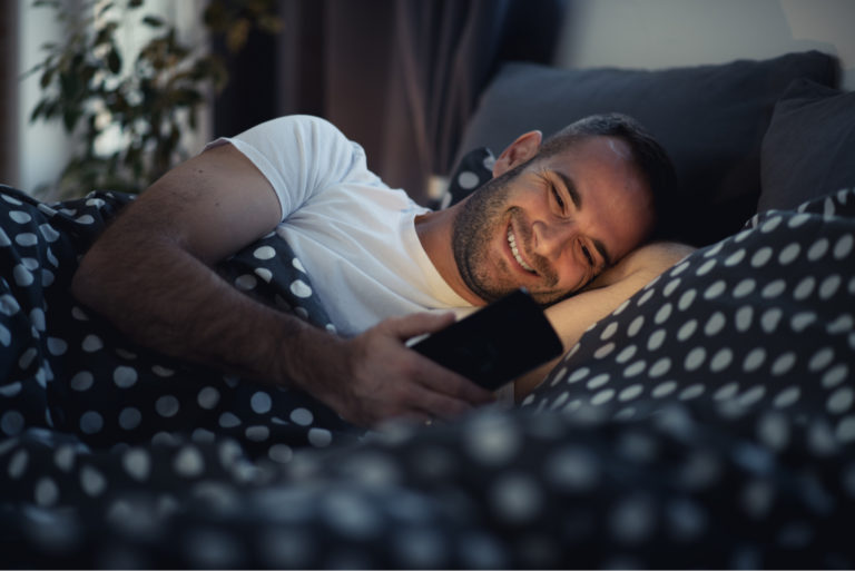 homme heureux couché dans son lit textos