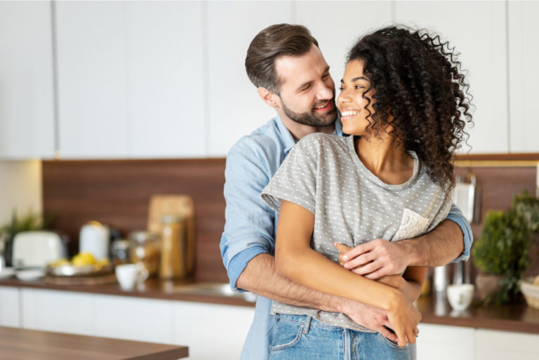 une belle femme dans les bras d'un homme