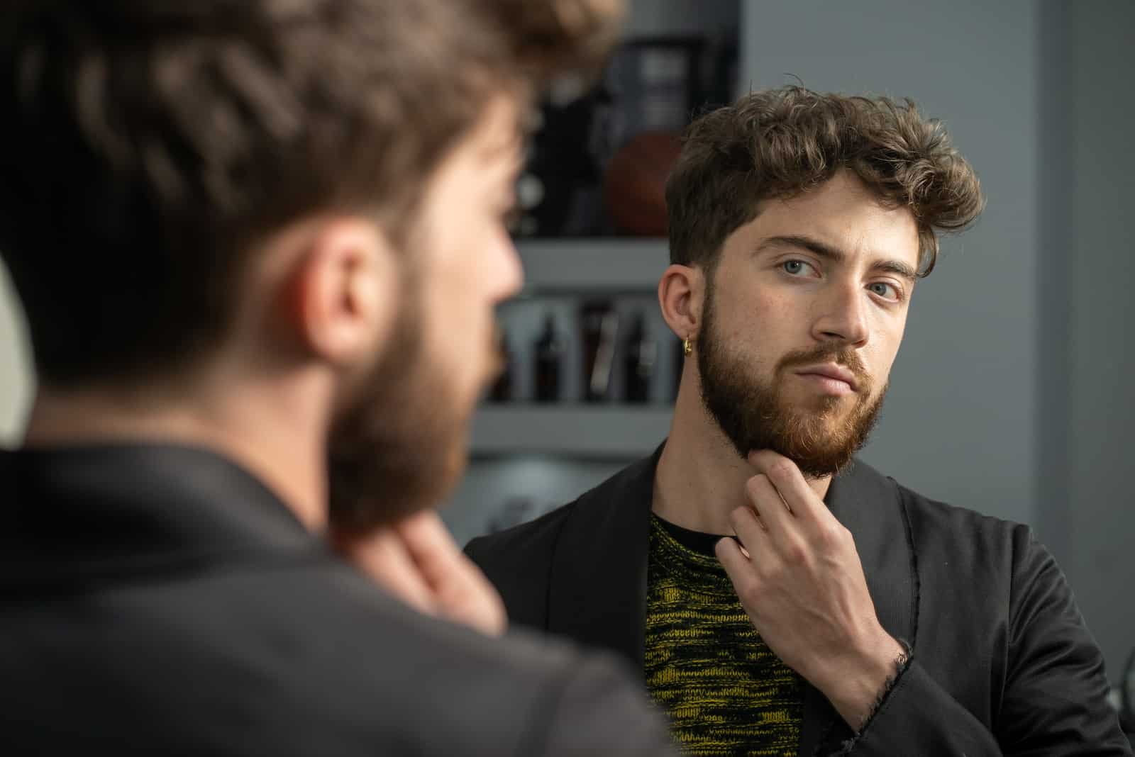 un homme debout devant un miroir