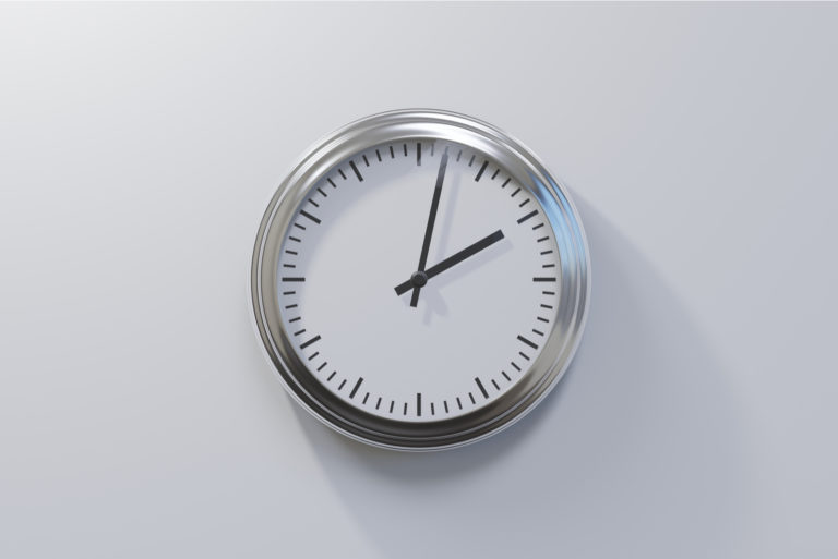 horloge grise sur le mur