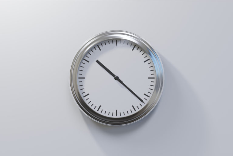 horloge grise sur le mur