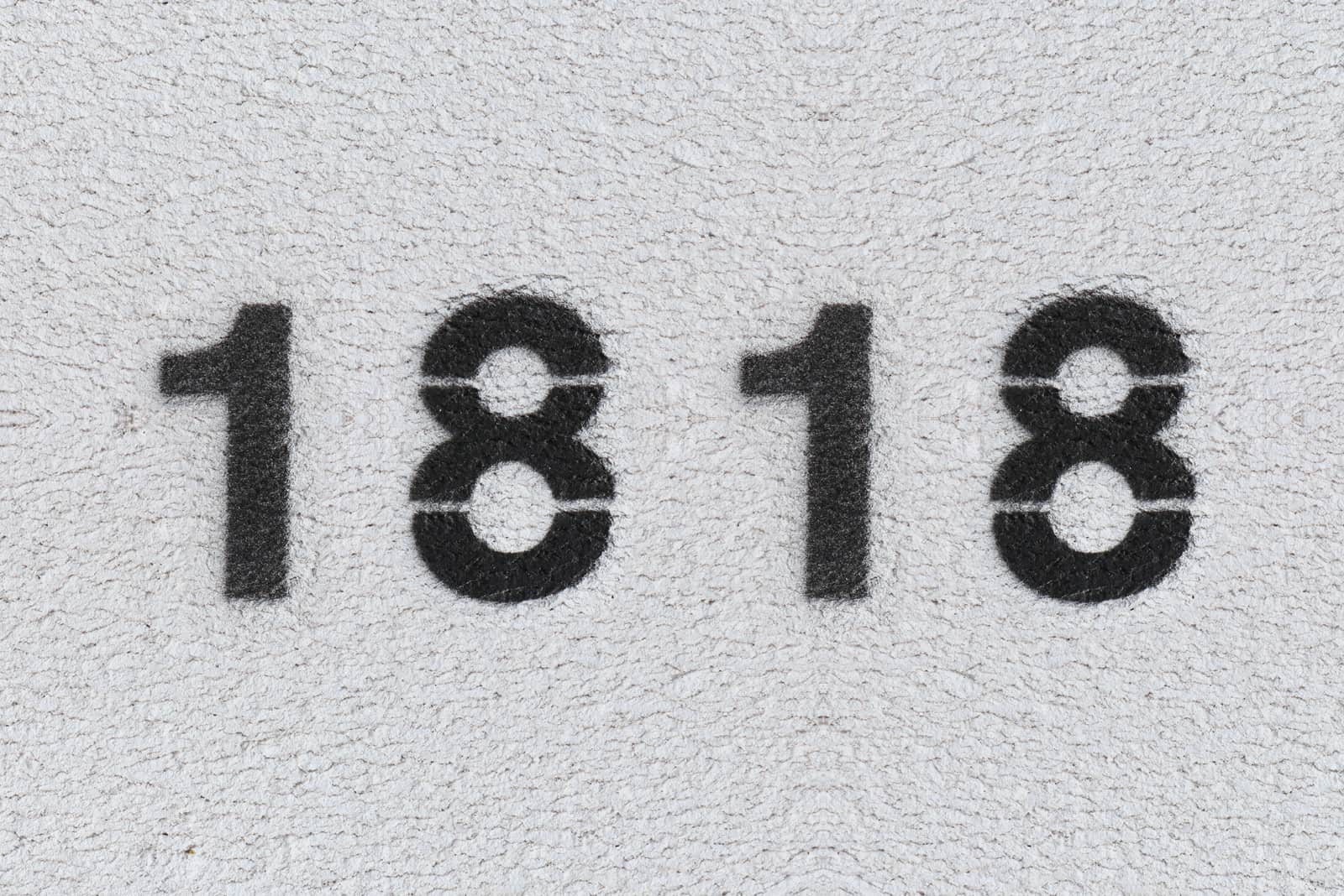 Numéro 1818 noir sur mur gris