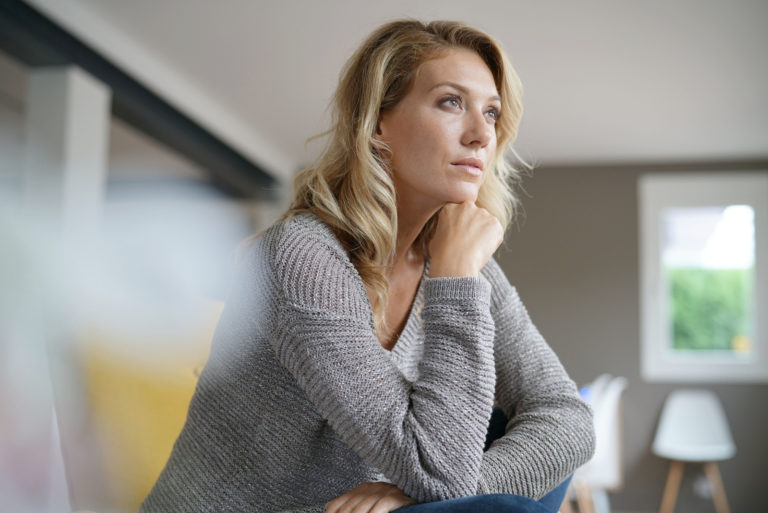 femme assise dans un café