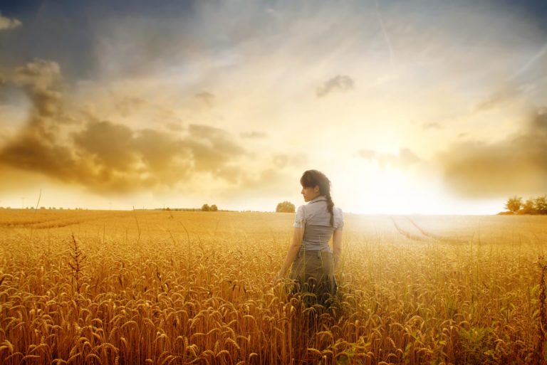 femme debout dehors dans la nature