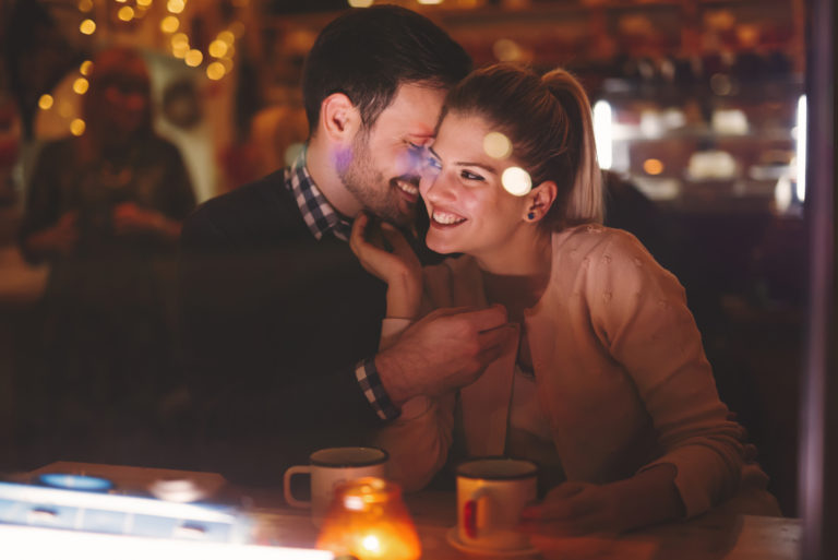 couple séduisant à un rendez-vous au bar