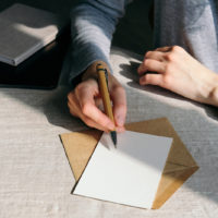 femme écrivant une lettre sur papier sur 24