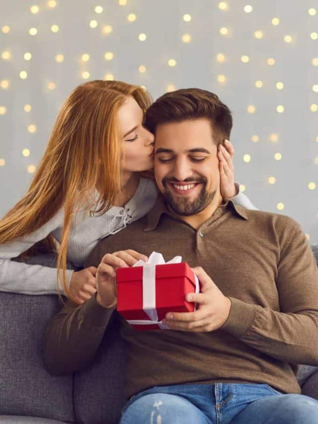 femme donnant un cadeau d'anniversaire à un homme et l'embrassant