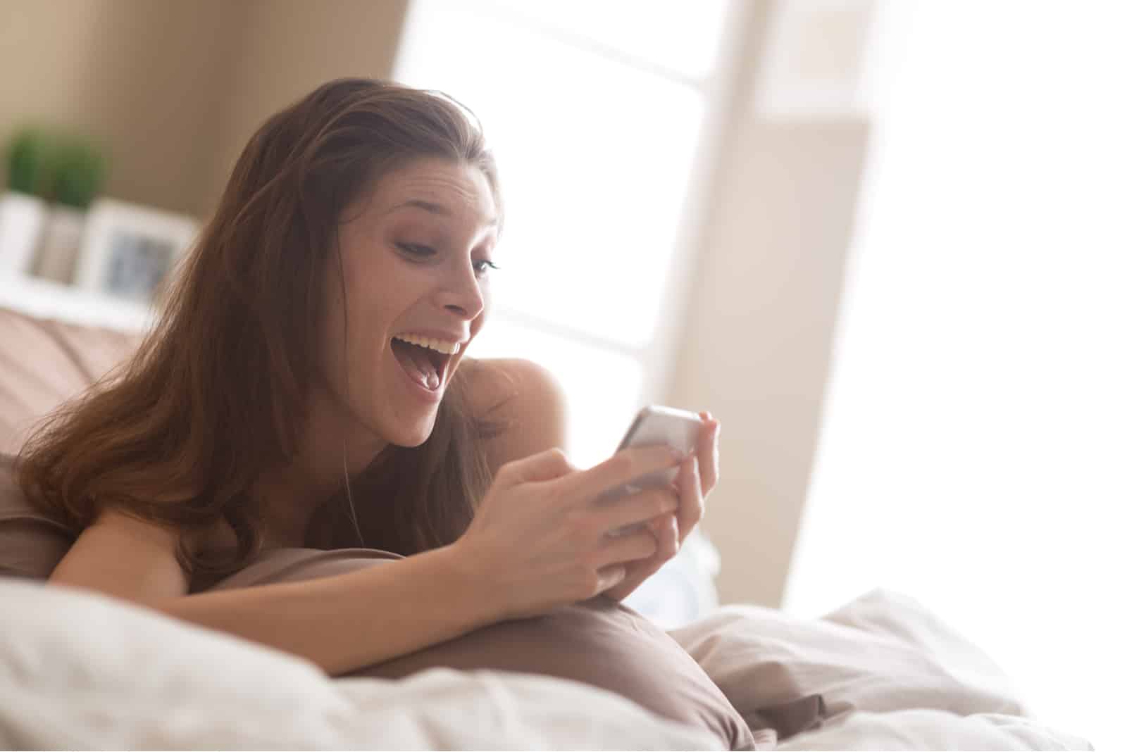 femme heureuse au lit textos
