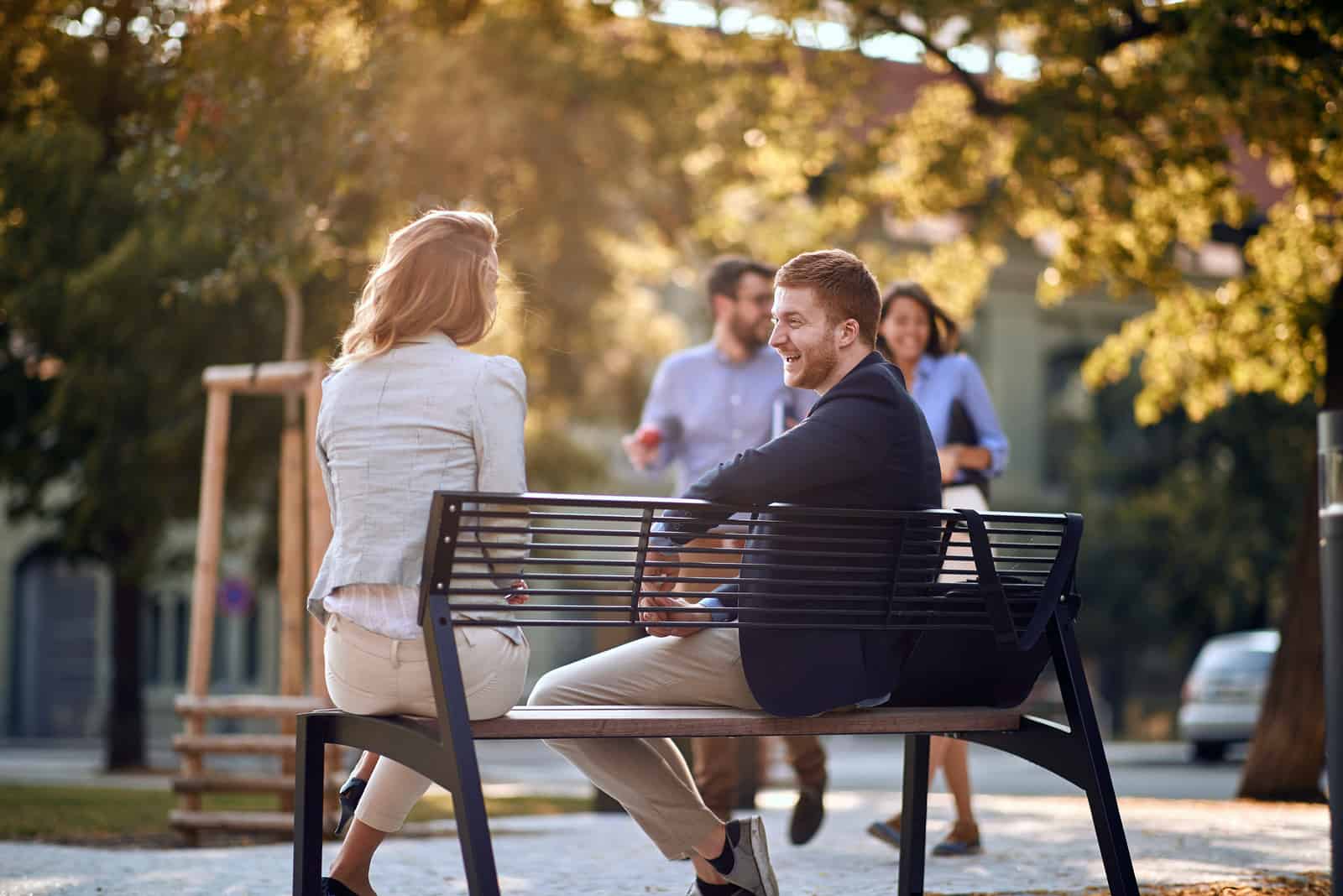 hommes et femmes parlant dans le parc
