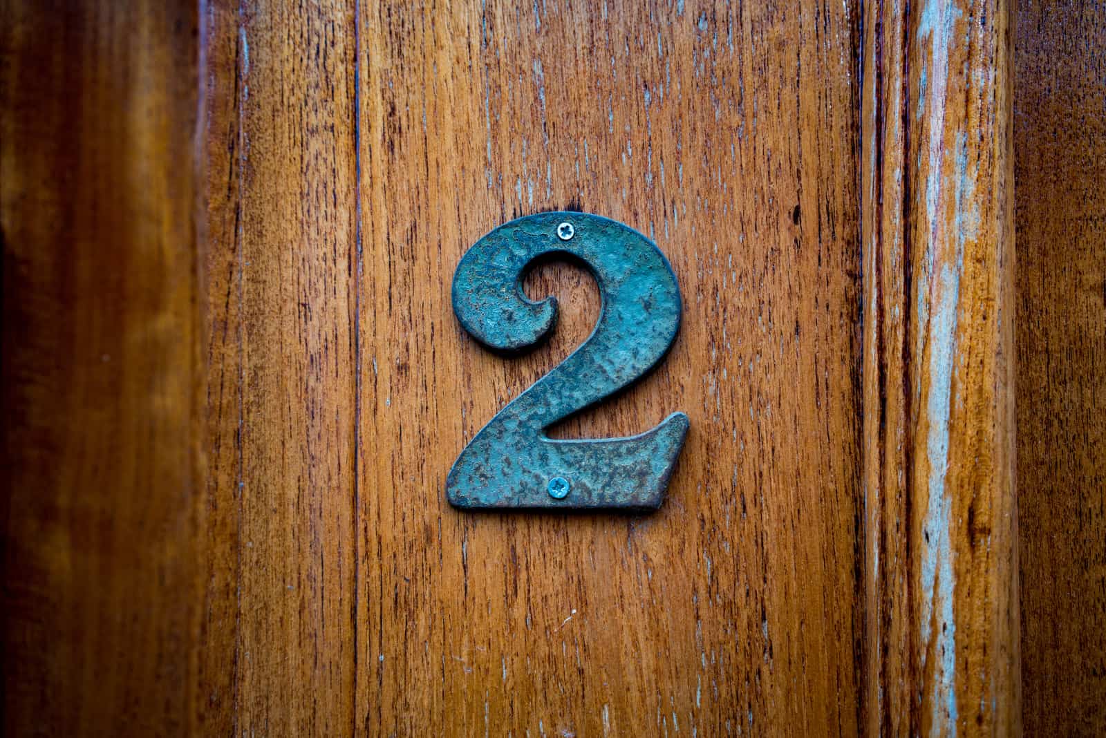 numéro 2 sur une porte en bois