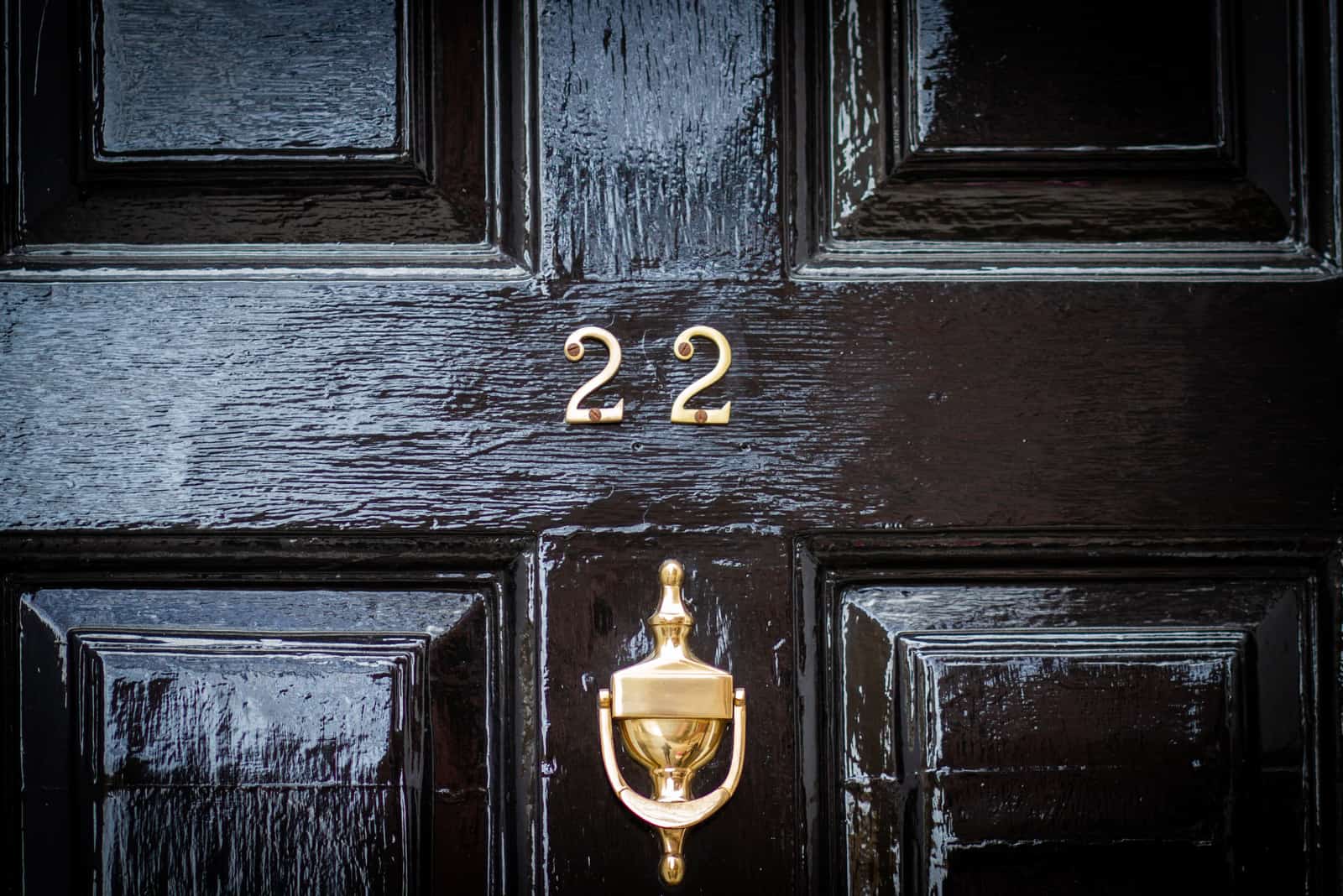 numéro 22 sur une porte en bois