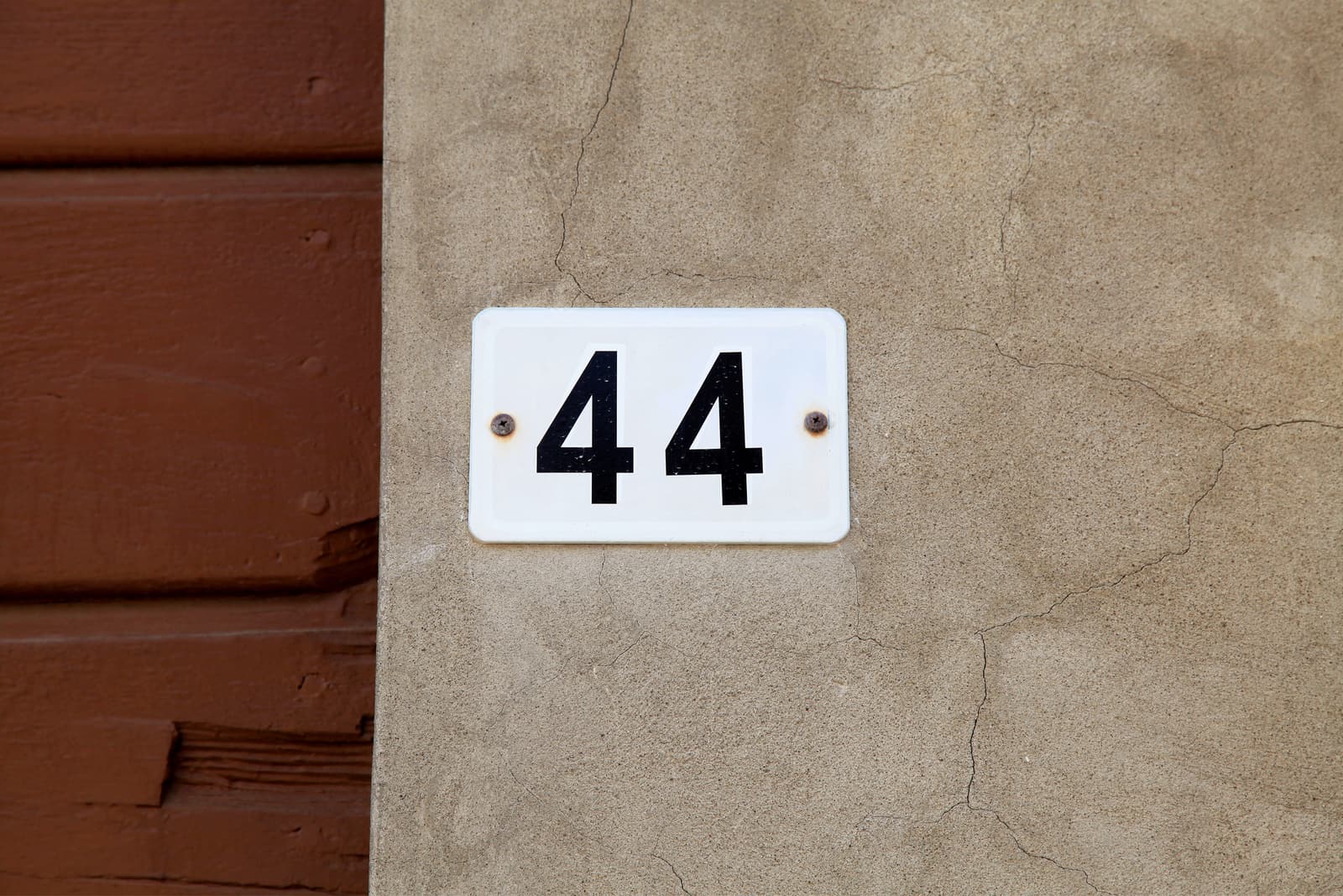 numéro 44 sur les murs