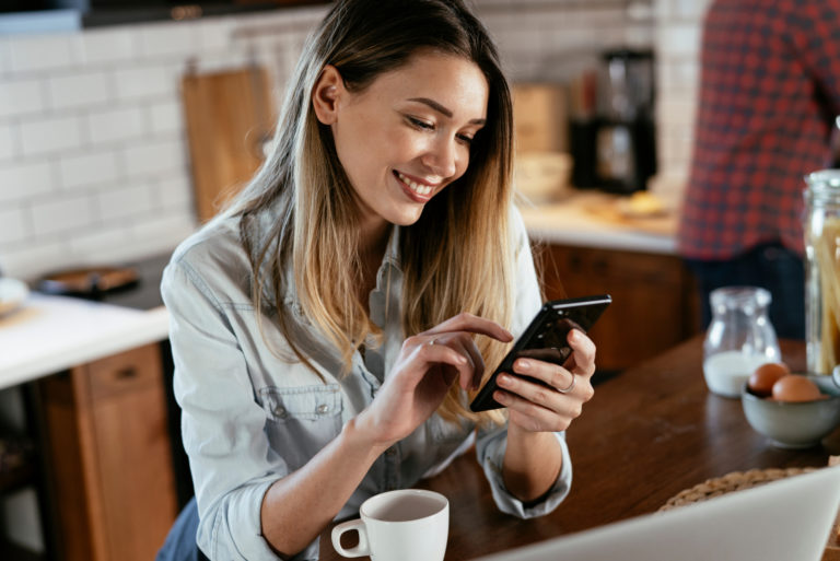une femme aux cheveux bruns est assise et des boutons sur le téléphone