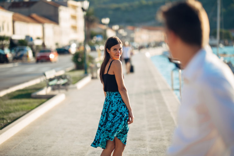 un homme regarde une femme qui passe