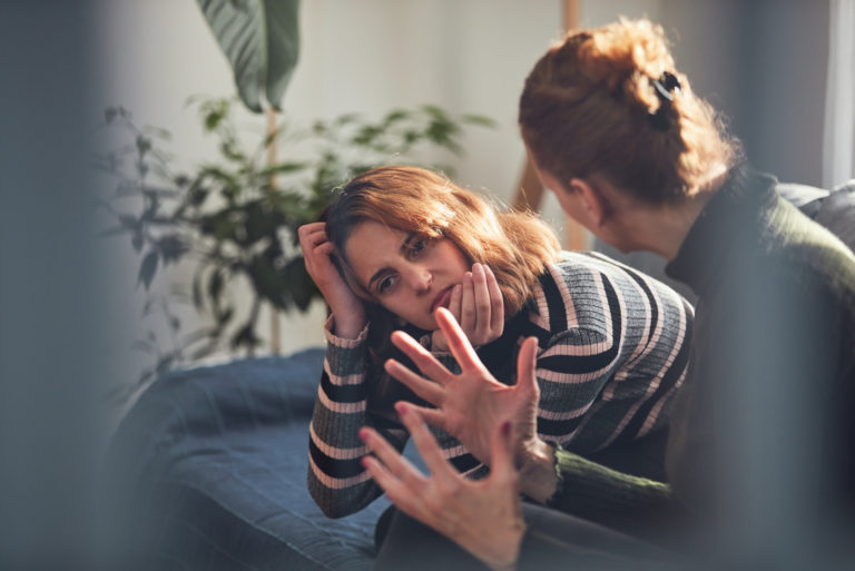 mère criant à sa fille qui se conduit mal
