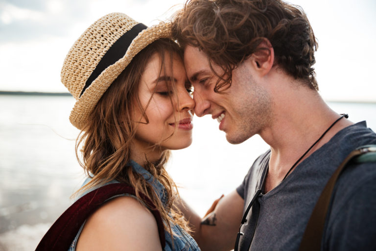 couple amoureux touchant leurs visages