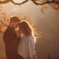 couple romantique photographié lors d'un coucher de soleil en automne