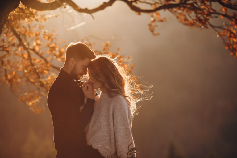 couple romantique photographié lors d'un coucher de soleil en automne