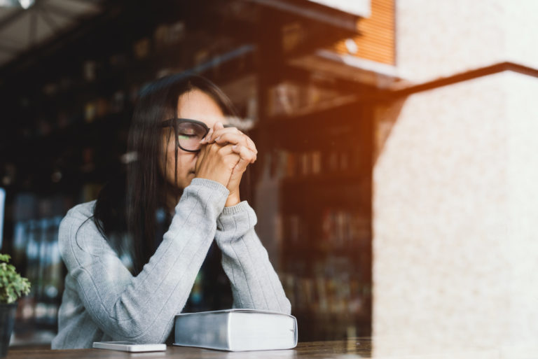 femme au café priant