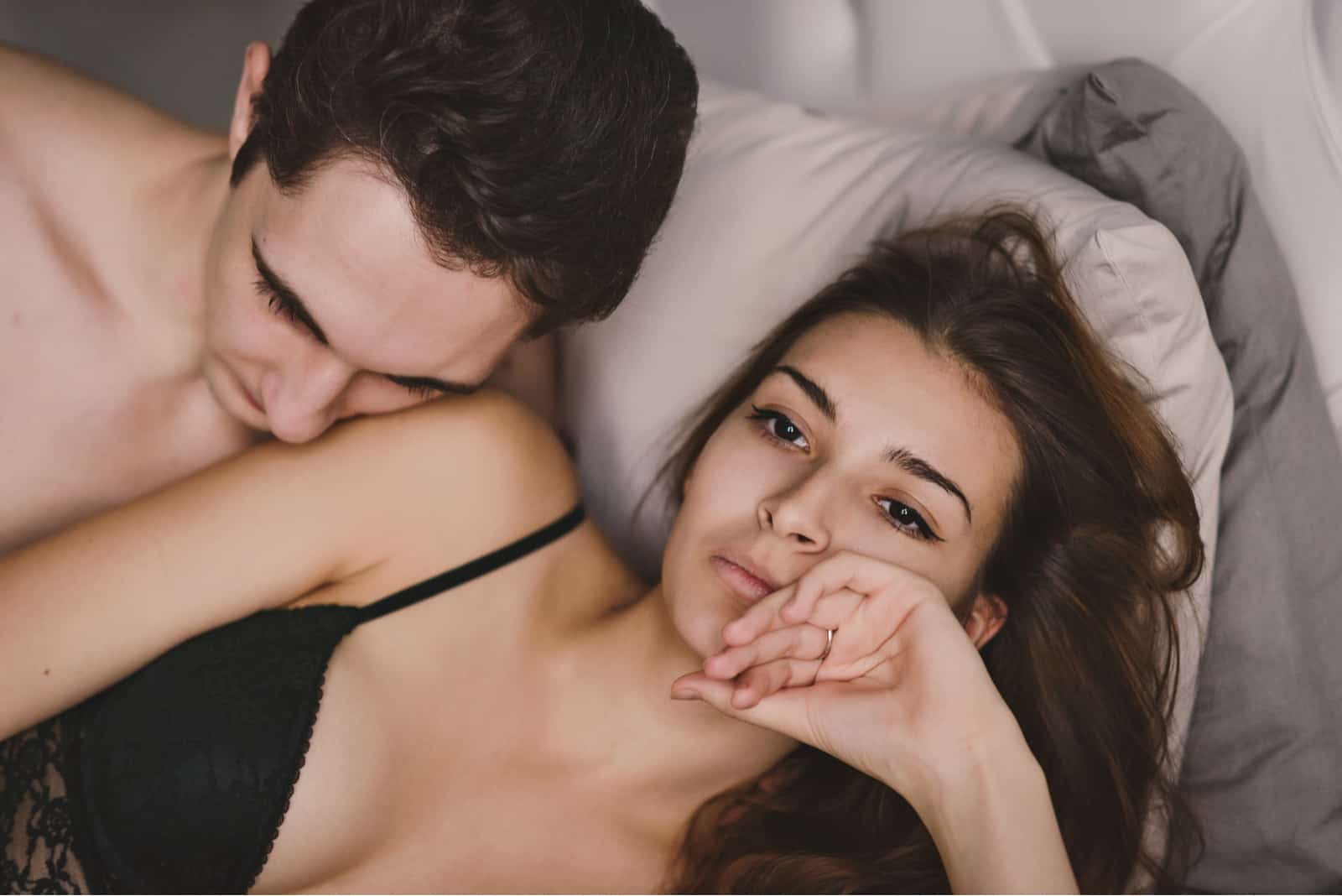 couple allongé dans son lit