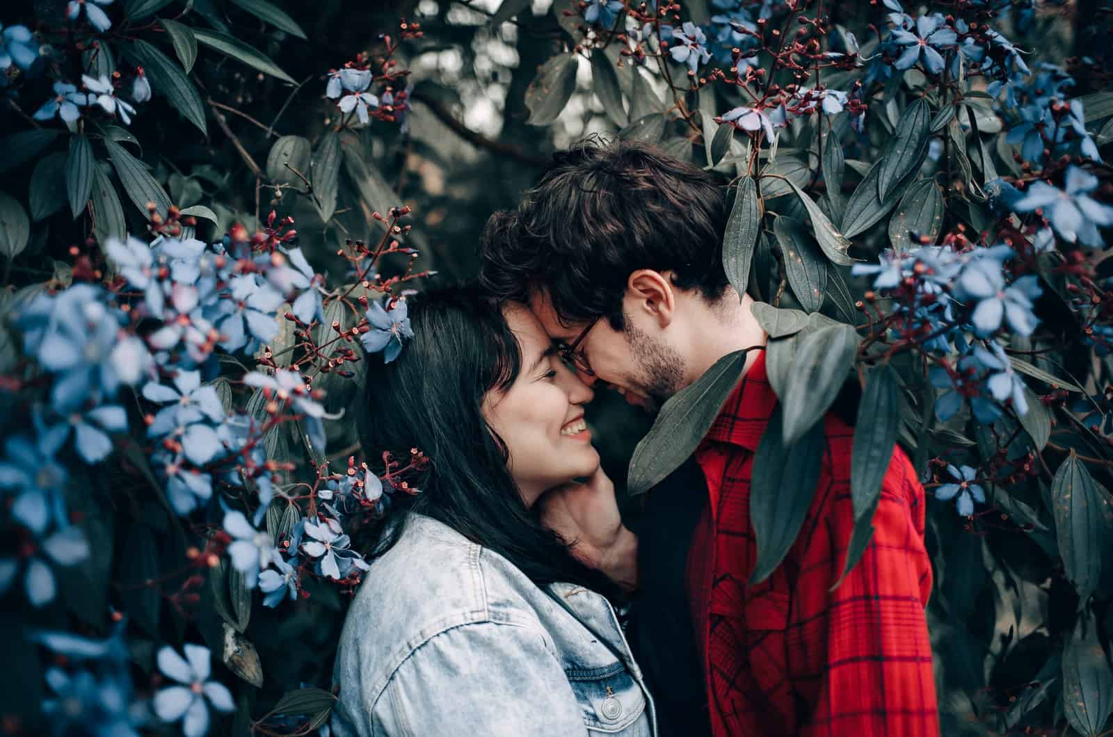 couple s'embrassant entouré de plantes