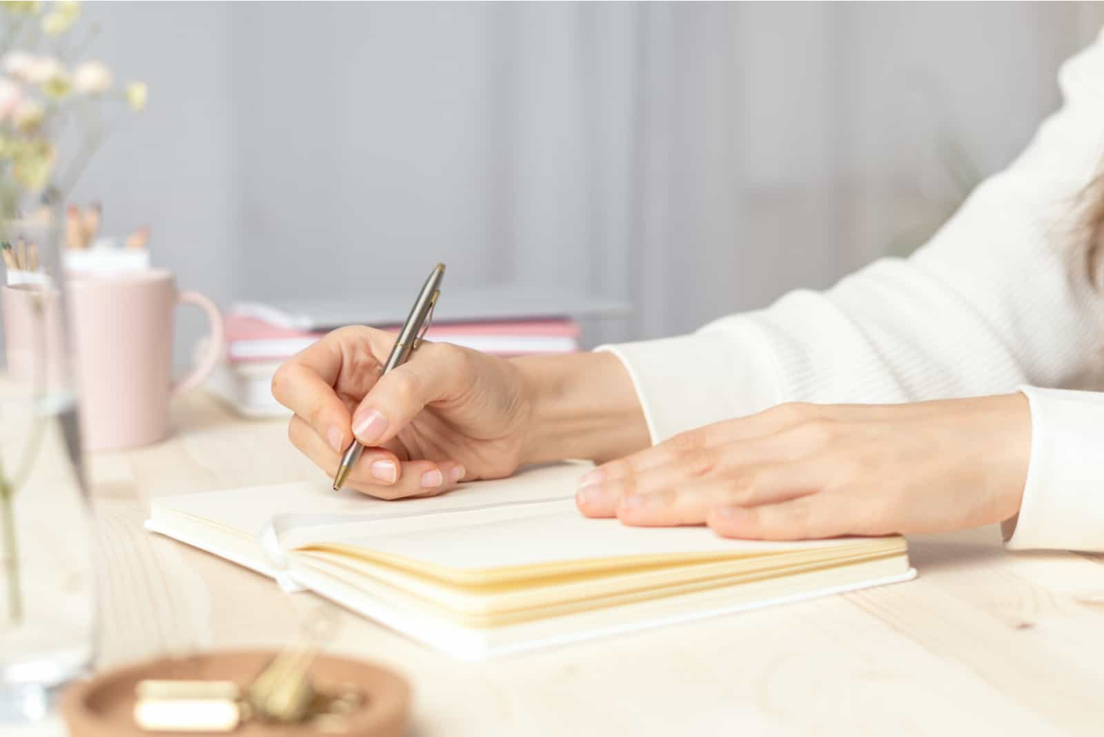 femme aux mains douces écrivant dans un cahier