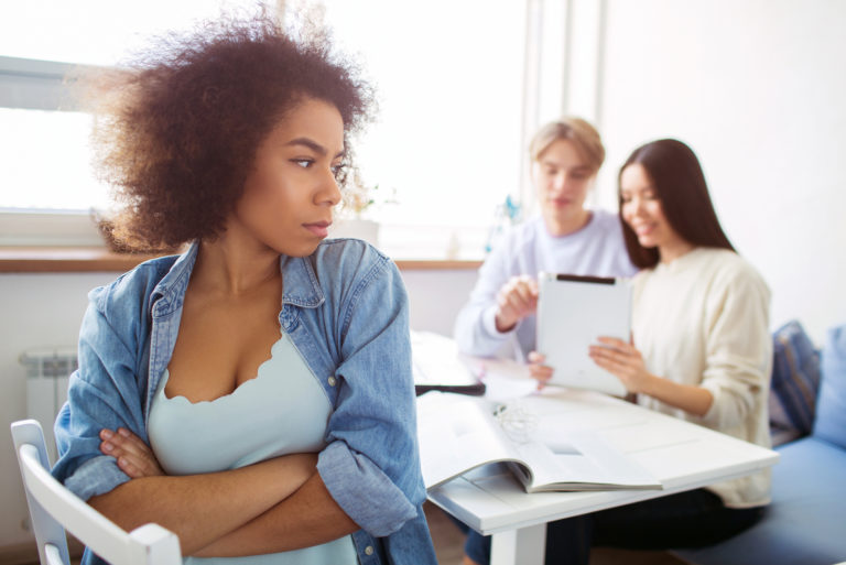 femme jalouse et en colère debout