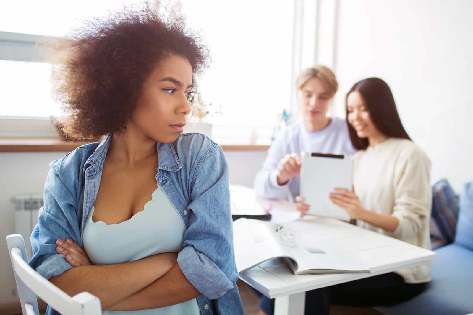 femme jalouse et en colère debout