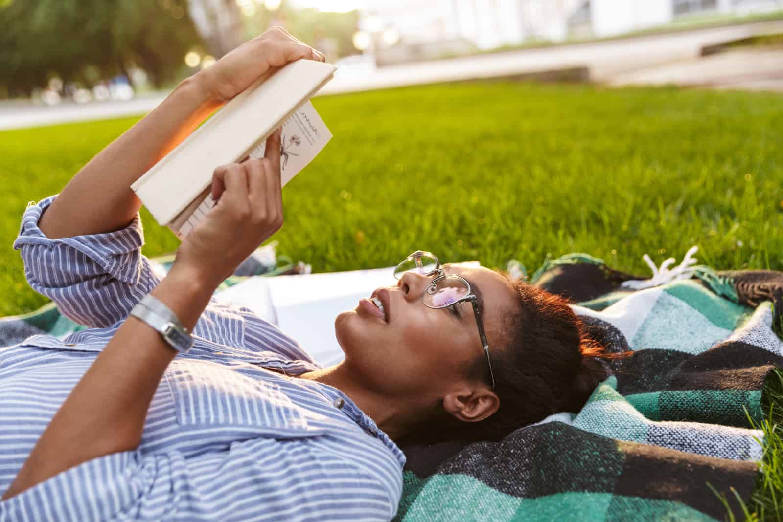 femme lisant dehors dans le parc