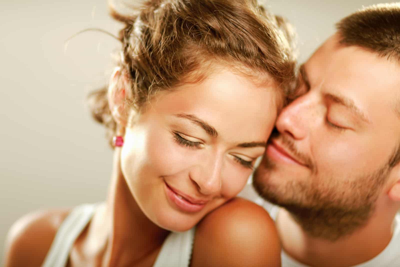jeune homme faisant des câlins avec une femme souriante