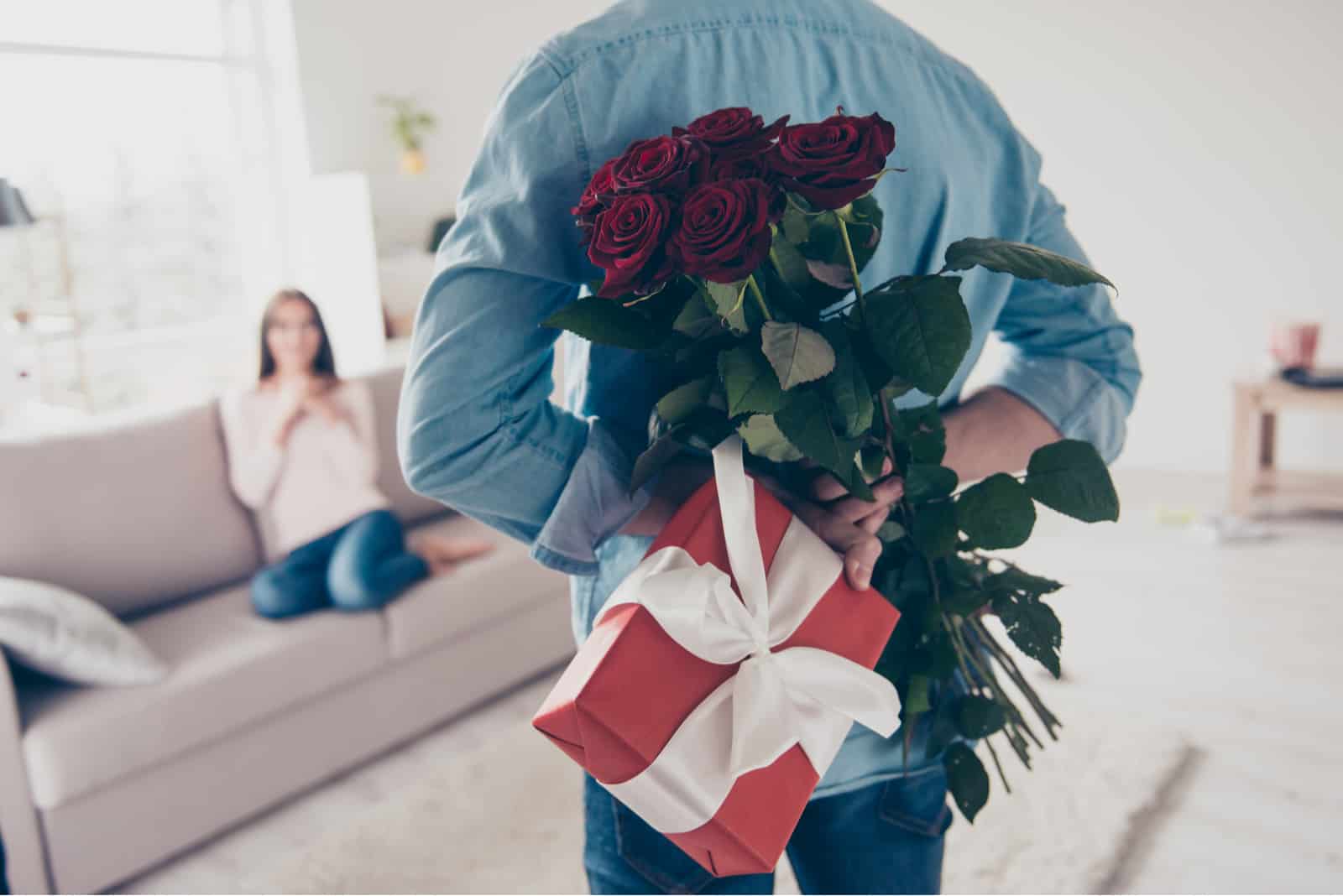 un homme a surpris une femme avec un bouquet de roses