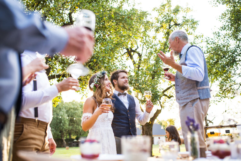 père tenant un discours sur le mariage de sa fille